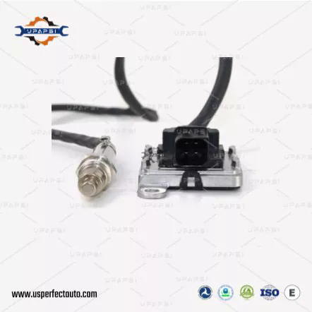 In che modo un sensore di ossido di azoto (NOx) aiuta nel controllo delle emissioni di scarico automobilistiche e nella protezione ambientale?